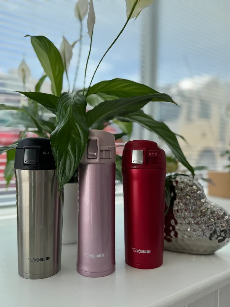 Travel mug SM-YAF48 Steel & Red on the windowsill