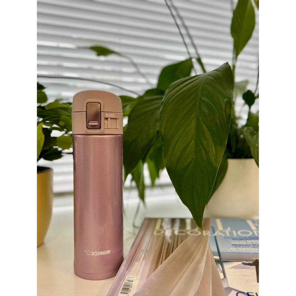 Zojirushi Mug SM-KHE Pink on the table
