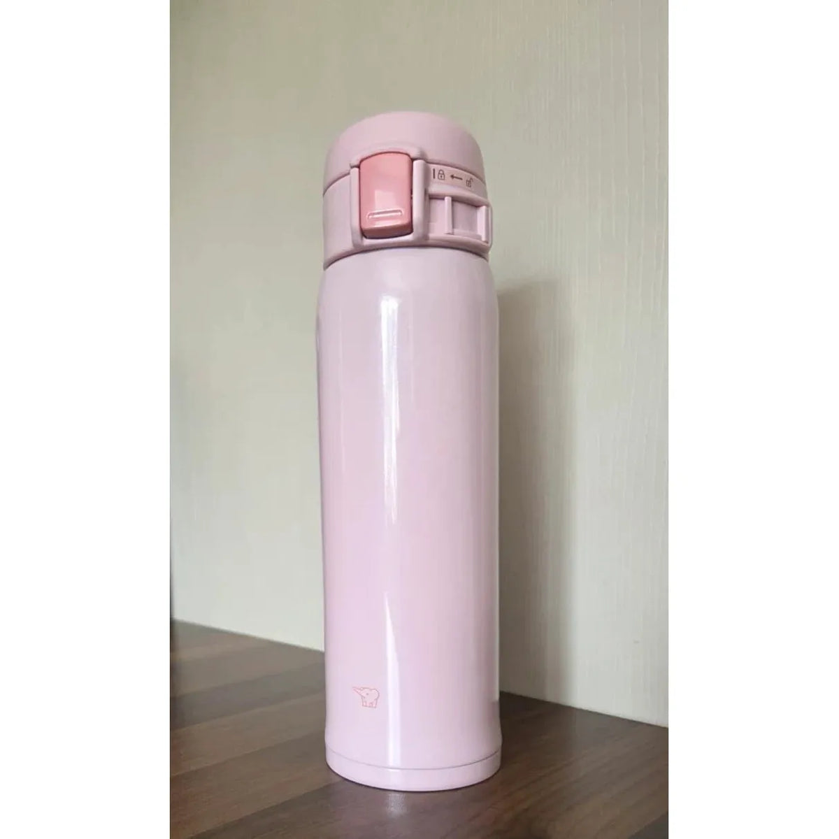 Zojirushi Mug SM-SR60 Pink on the table