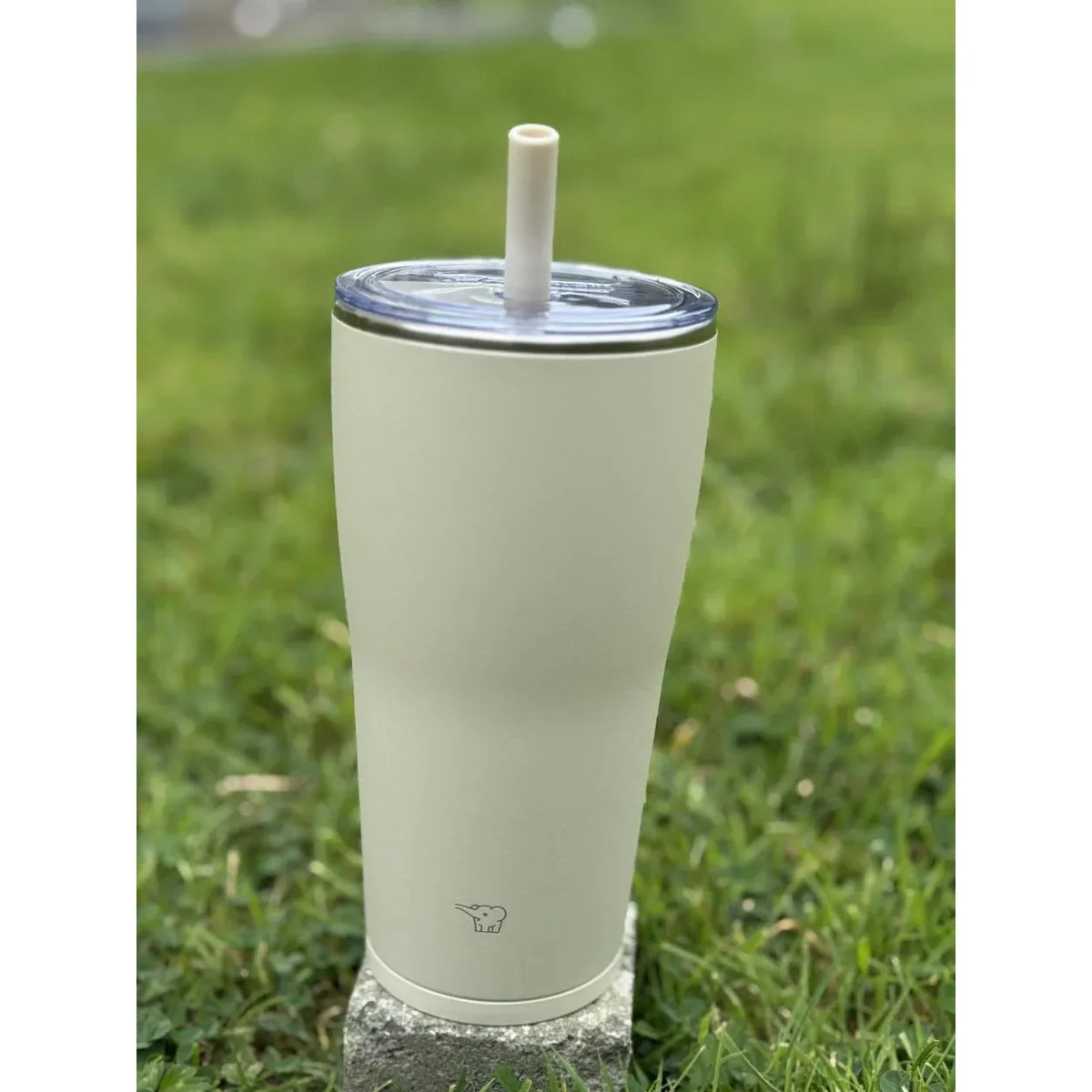 zojirushi beige straw tumbler on the grass
